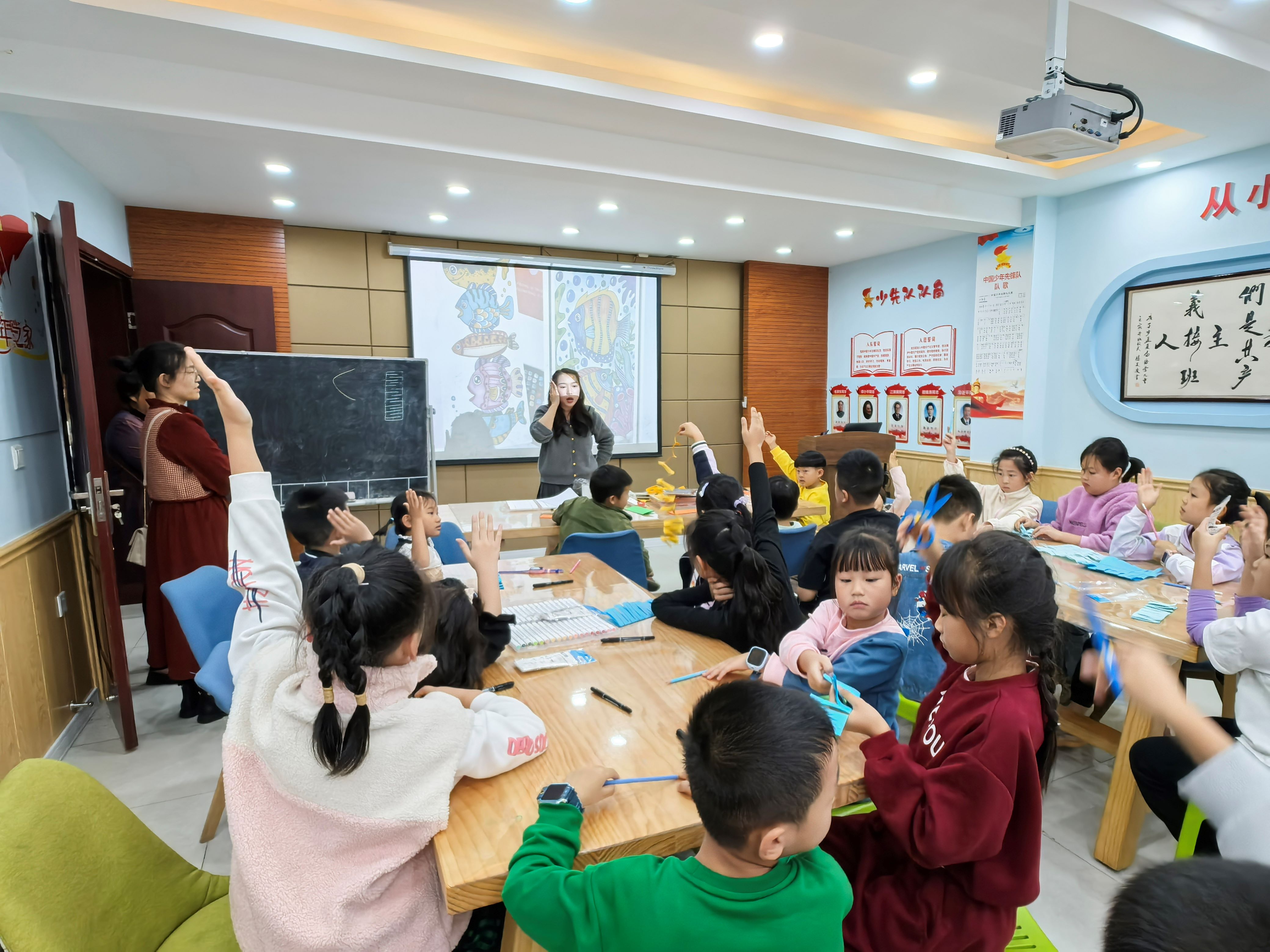 重庆万盛：社区手工活动　点亮孩子们的创意火花 (1).jpg