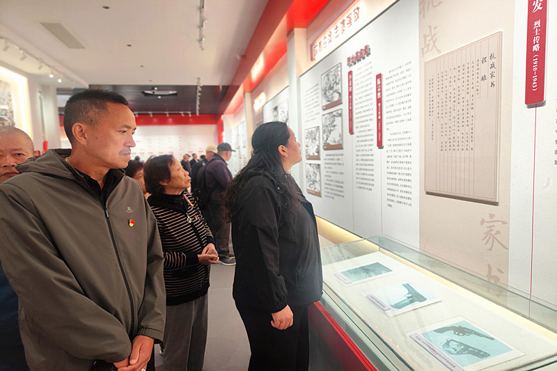 江苏省南京市玄武区玄武湖街道仙鹤门社区关工委组织“五老”走进六合“追寻红色足迹”(3).jpg