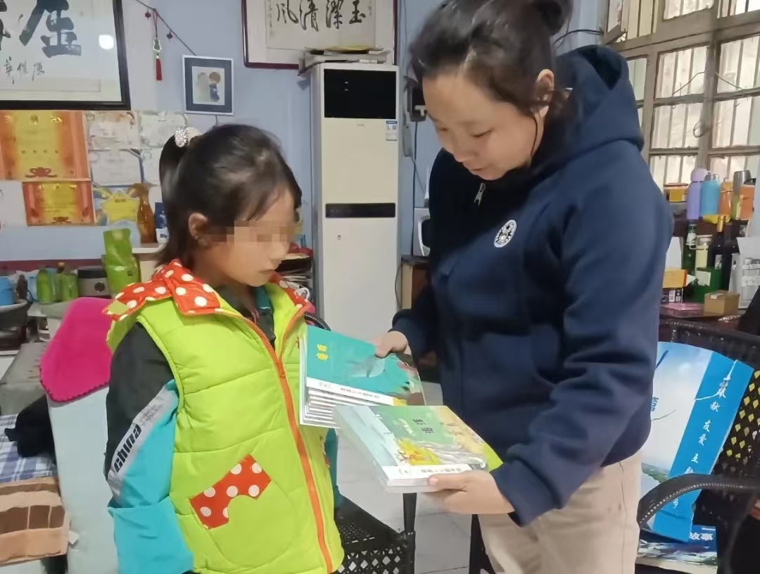 志愿者为孩子送去儿童读物.jpg