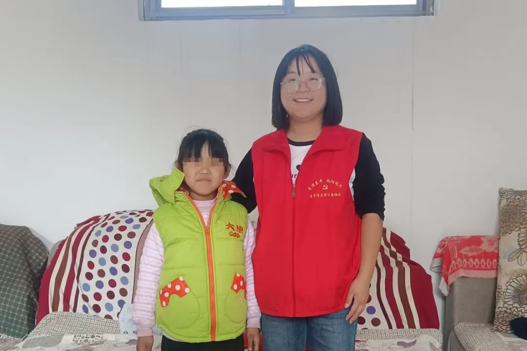 志愿者为孩子送去棉衣.jpg