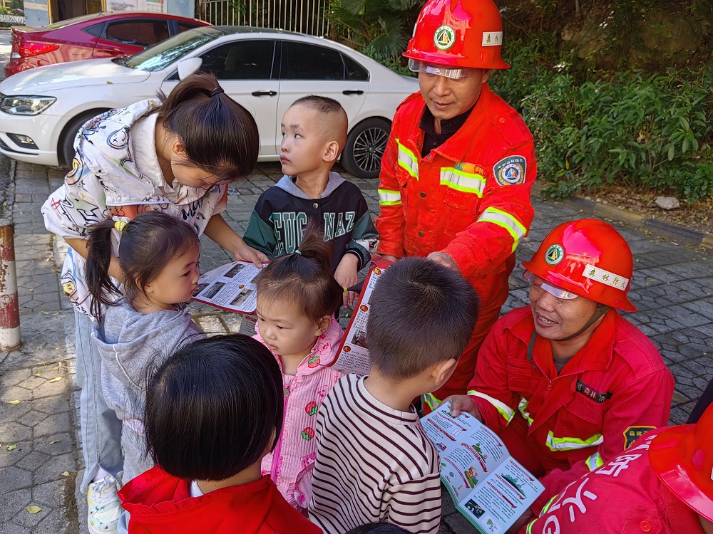 小朋友和家长认真学习森林防火知识1.jpg