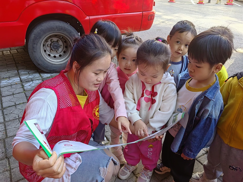 社区志愿者向幼儿普及森林防火安全知识1.jpg