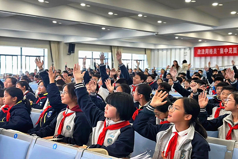 1730415149303004.jpg 江苏省南京市玄武区锁金村街道关工委联合开展“护苗行动”普法宣传进校园活动(3).jpg