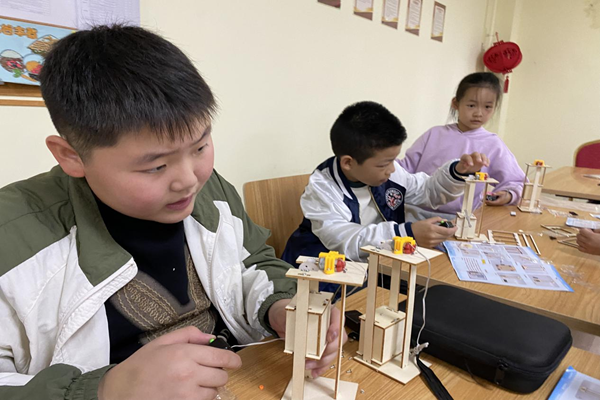 江陵街道白龙桥社区开展“电梯运行的科学原理”科技小手工活动.png