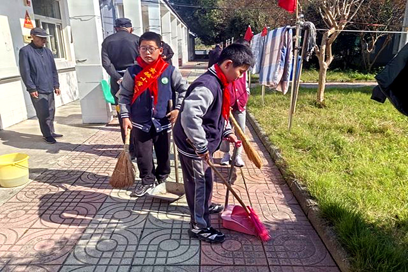 1730503818769809.jpg 江苏省南京市六合区实验小学八百桥分校关工委开展敬老爱老公益活动(3).jpg