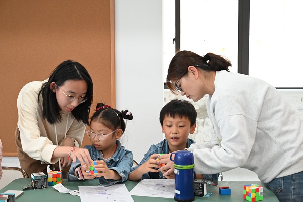 1730555311722070.jpg 松陵街道阅湖社区公益魔方课堂2.jpg