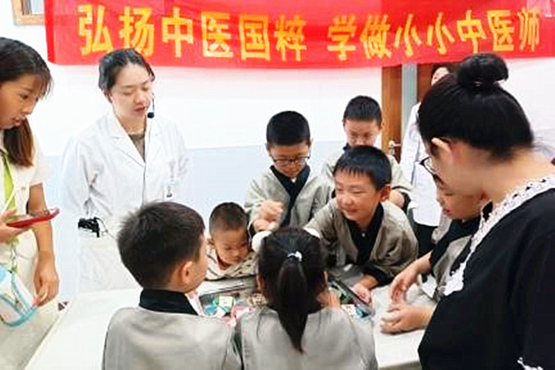 1730593286227758.jpg 江苏省南京市建邺区莫愁湖街道蓓蕾社区关工委开展中医研学体验活动(1).jpg