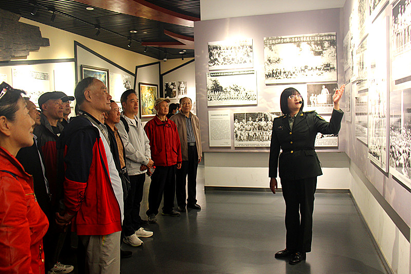 1730677873374330.jpg 江苏省南京市玄武区玄武湖街道关工委联合组织“五老”志愿者参观镇江茅山新四军纪念馆 (7).jpg