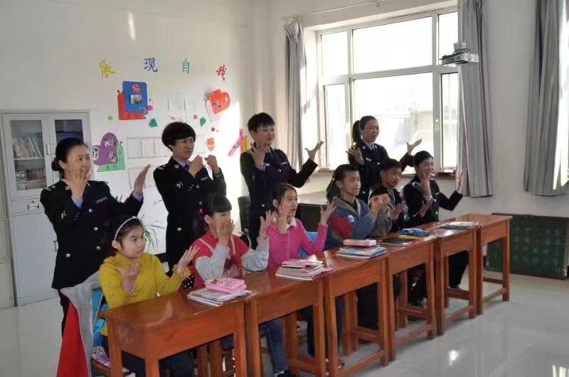 1730678682465124.jpg 警花.jpg