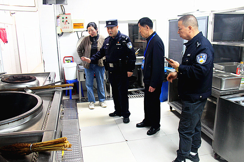 江苏省南京市玄武区玄武湖街道关工委联合开展冬季校园安全检查 (7).jpg