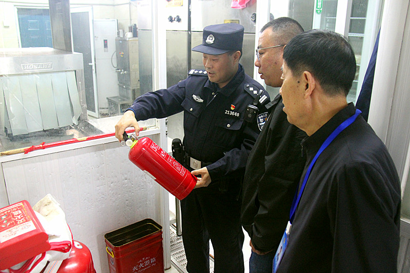 江苏省南京市玄武区玄武湖街道关工委联合开展冬季校园安全检查 (9).jpg