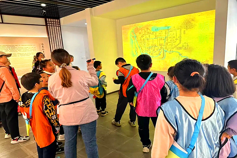 1730848344518372.jpg 江苏省南京市玄武区新街口街道关工委联合组织青少年开展自然美育活动(5)_.jpg