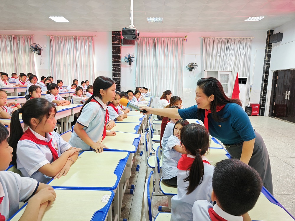 1730885880820651.jpg 现场互动,学生积极回答问题1.jpg