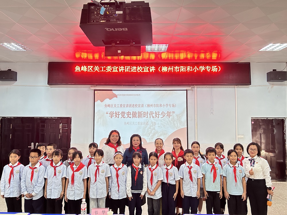 1730885895175962.jpg 学生代表和韦华书记以及校领导合影1.jpg