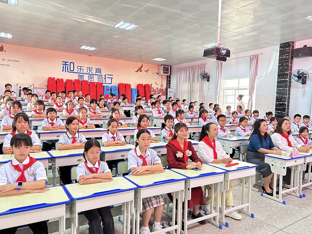 1730885902910404.jpg 韦华书记生动的宣讲,学生专注听讲座 (3)1.jpg