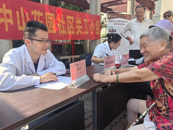 1730944384329693.jpg 10月11日上午,中山花园社区党委、关工小组、妇联、卫健、新时代文明实践站联合柳州市潭中人民医院共同开展了“重阳敬老,健康相伴,温馨社区行”系列健康检查活动,.jpg