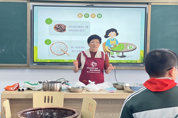 1730944563529208.jpg 震泽实验小学“五老”进课堂 非遗润童心——开展青团制作体验活动.jpg
