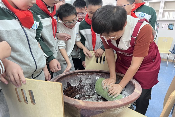 1730944577306248.jpg 震泽实验小学“五老”进课堂 非遗润童心——开展青团制作体验活动2.jpg
