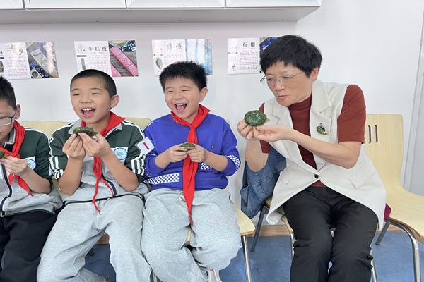 1730944592332991.jpg 震泽实验小学“五老”进课堂 非遗润童心——开展青团制作体验活动3.jpg