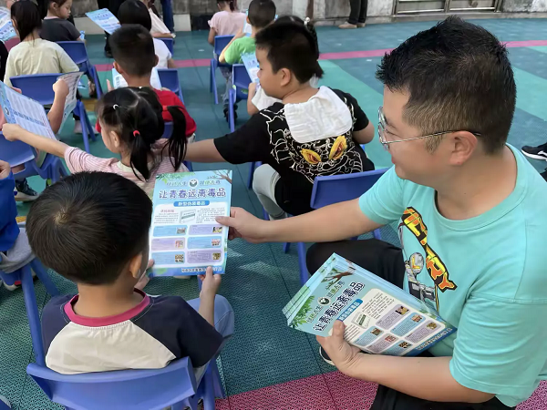 1731033656349801.png 10月22日,福鑫社区关工小组在来福新居幼儿园小广场成功举办了一场以“远离毒品,健康成长”为主题的禁毒教育活动,共有30余名幼儿参加。.png