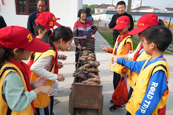 1731045936848781.jpg 体验农耕文化 感悟劳动之美——融媒小记者走进幸福朱家浜5--.jpg