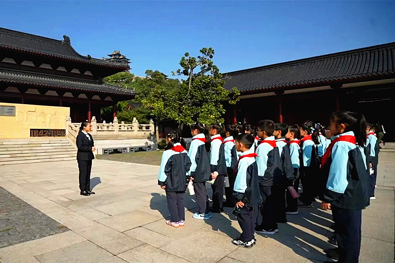 1731113421566432.jpg 江苏省南京市鼓楼区下关街道关工委开展“我是小炮兵”青少年研学活动 (1).jpg