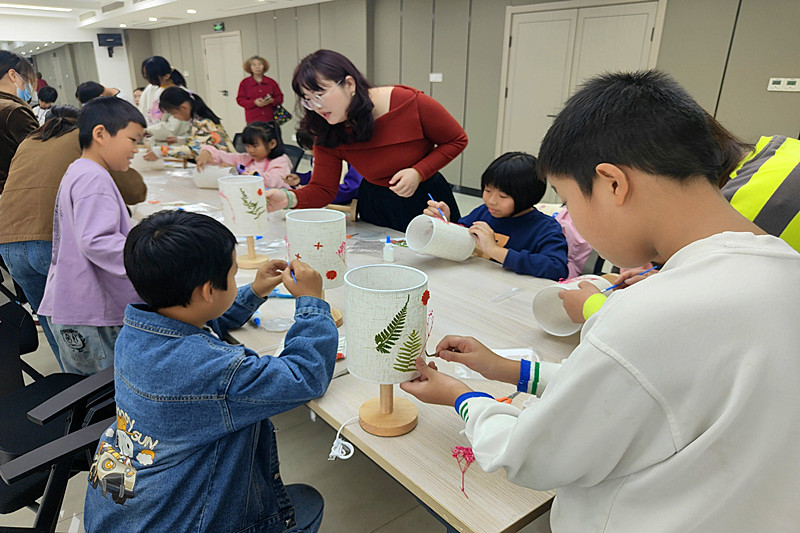 1731113648860425.jpg 江苏省南京市江北新区新华一村社区关工委开展“家风传承 幸福启航”家风家训主题活动(3).jpg