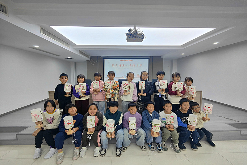 1731113655758788.jpg 江苏省南京市江北新区新华一村社区关工委开展“家风传承 幸福启航”家风家训主题活动(4).jpg
