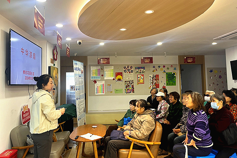 1731280756658064.jpg 江苏省南京市玄武区樱驼花园社区关工委开展“漆彩樱驼”非遗漂漆扇体验活动(1).jpg