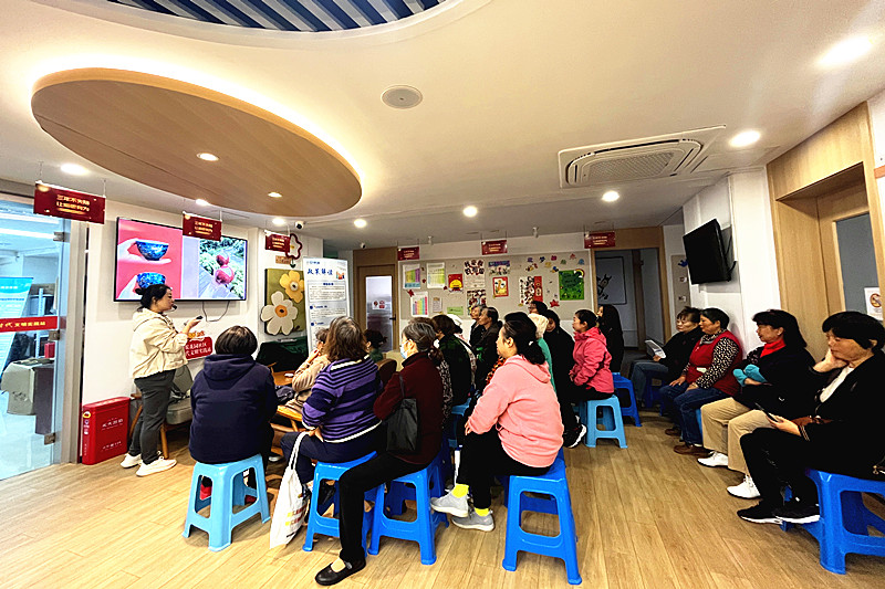 1731280767799346.jpg 江苏省南京市玄武区樱驼花园社区关工委开展“漆彩樱驼”非遗漂漆扇体验活动(2).jpg
