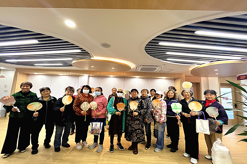 1731280786943377.jpg 江苏省南京市玄武区樱驼花园社区关工委开展“漆彩樱驼”非遗漂漆扇体验活动(4).jpg