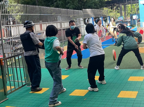 1731384401639859.jpg 2024年10月25日,金绿洲社区新时代文明实践站、关工小组联合迪米亚幼儿园开展“反恐入侵,安全‘童’行”反恐防暴应急演练活动。1.jpg