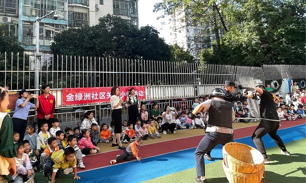 1731384432191429.jpg 2024年10月25日,金绿洲社区新时代文明实践站、关工小组联合迪米亚幼儿园开展“反恐入侵,安全‘童’行”反恐防暴应急演练活动。3.jpg