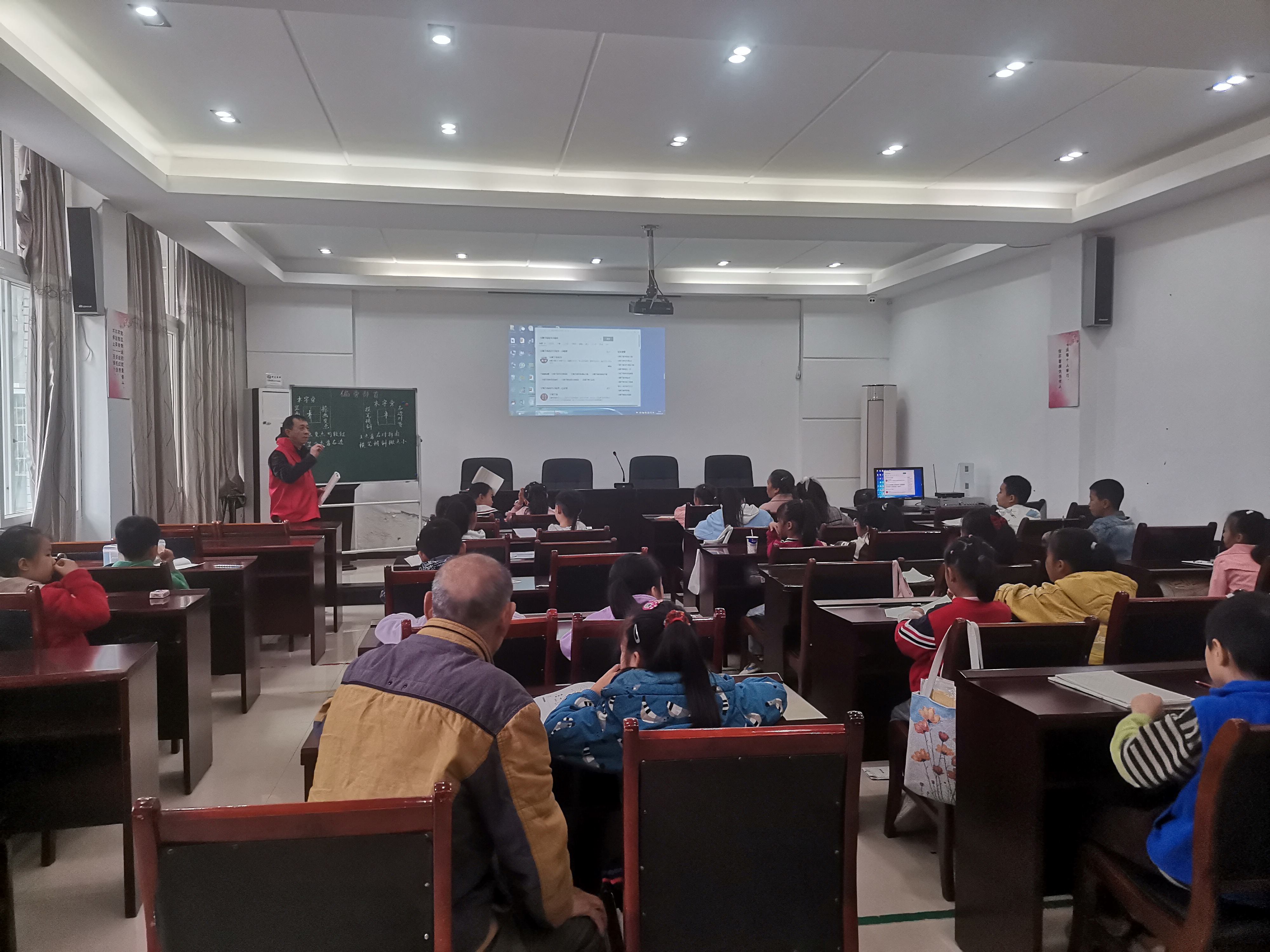 1731395098251293.jpg 笔墨飞舞 探秘汉字王国的衣裳与大树 (1).jpg