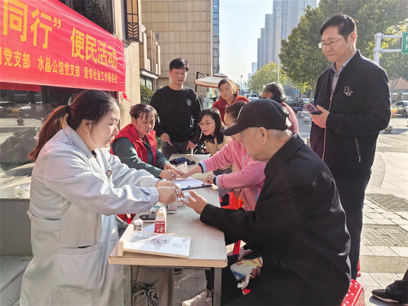 1731396792442319.jpg 合肥市包河区烟墩街道清水冲社区关工委:“爱心义诊 健康同行”便民活动 (2).jpg