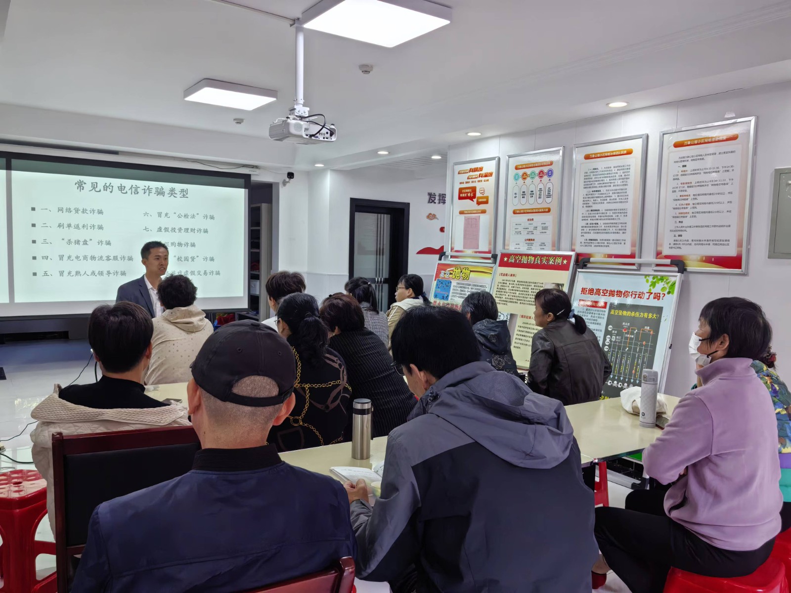 1731397560186688.jpg 合肥市包河区烟墩街道清水冲社区关工委:防范电信网络诈骗 守好自己的钱袋子 (5).jpg