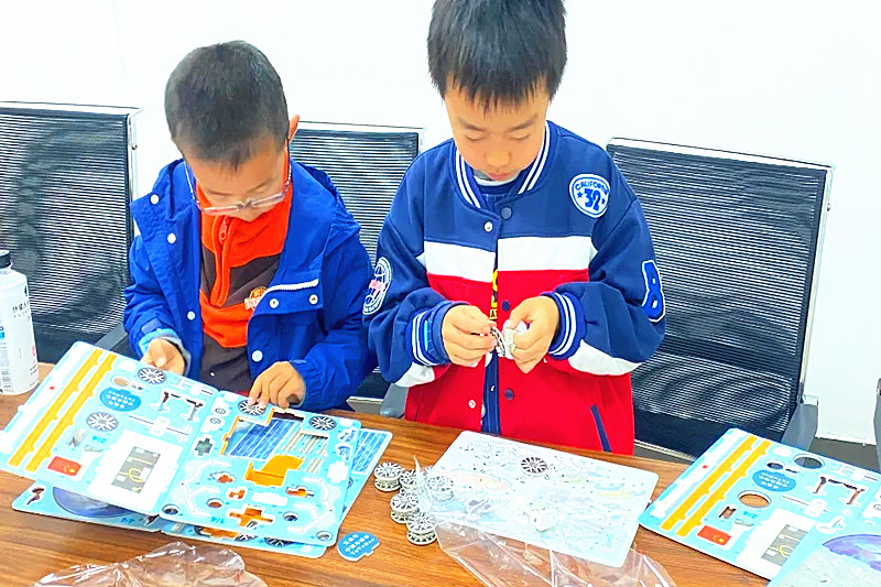 1731542939917788.jpg 江苏省南京市玄武区银城东苑社区关工委开展“童心探月,筑梦未来”主题活动(3).jpg
