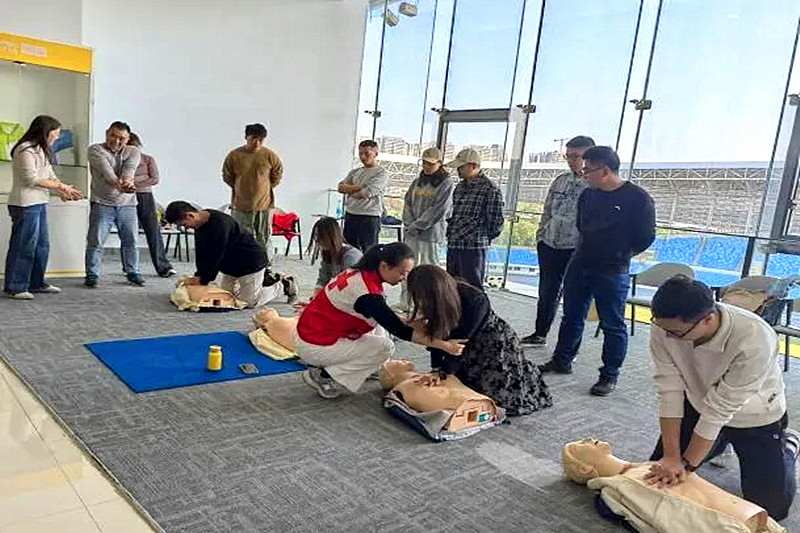 1731879740171558.jpg 江苏省南京市体育集团关工委组织开展了“关爱生命,‘救’在身边”应急救护培训(3).jpg