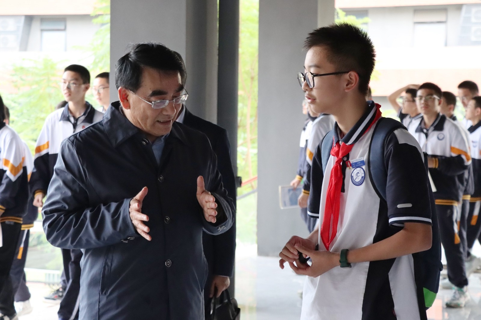 1731894488935242.jpg 原魁教授和学生亲切交流.JPG