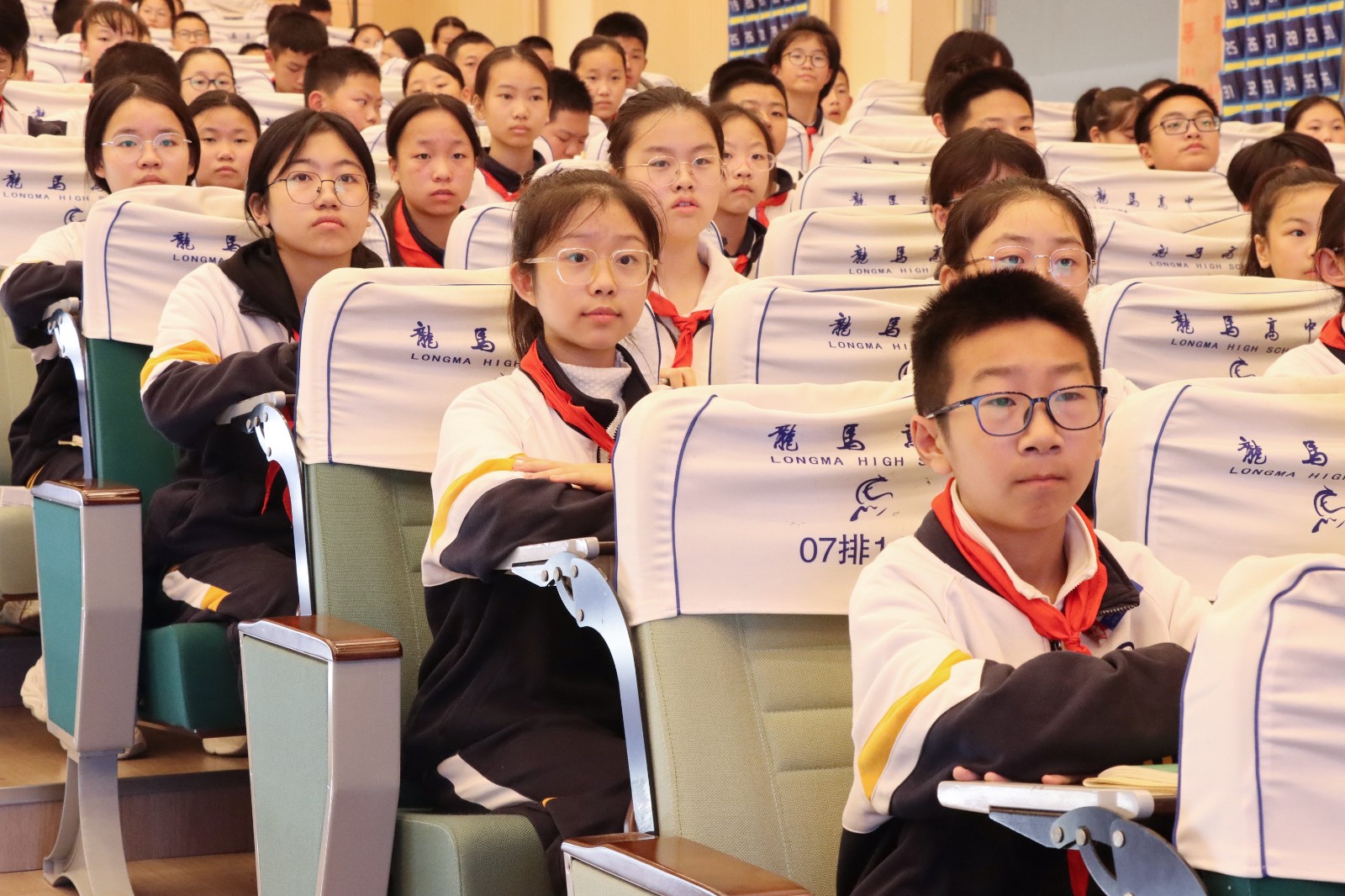 1731894575892706.jpg 认真听讲的孩子们.jpg