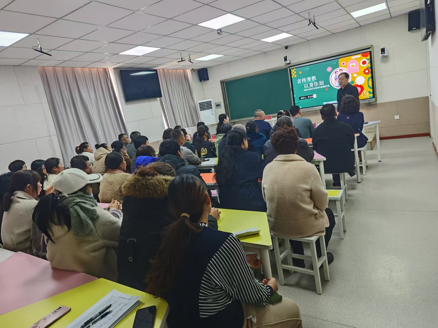 1731914576770087.jpg 元宝山区五家小学“五老”进校园活动在照片2.jpg