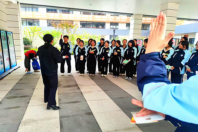 1731969475335949.jpg 江苏省南京市玄武区玄武湖街道关工委联合开展禁毒知识宣讲教育进校园活动 (3).jpg