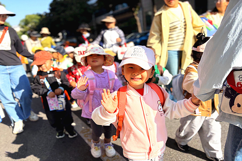1731970075484651.jpg 江苏省南京市江宁区教育局关工委联合上元幼儿园开展“我和秋天比个叶”活动(1).jpg