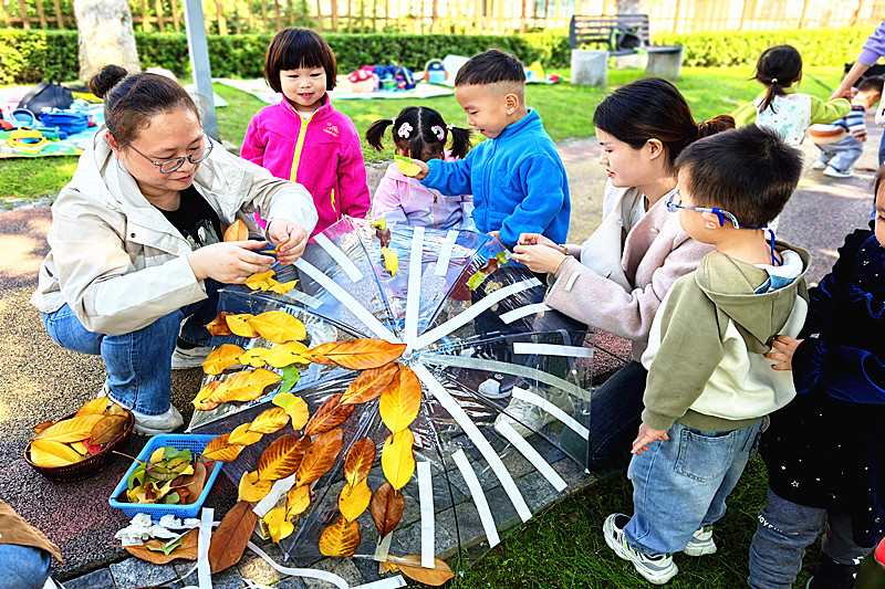1731970082159744.jpg 江苏省南京市江宁区教育局关工委联合上元幼儿园开展“我和秋天比个叶”活动(2).jpg