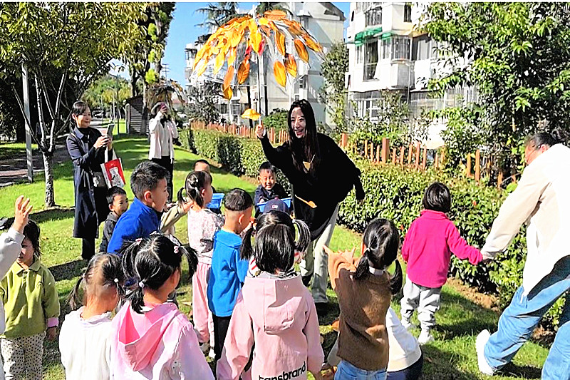 1731970090229743.jpg 江苏省南京市江宁区教育局关工委联合上元幼儿园开展“我和秋天比个叶”活动(3).jpg