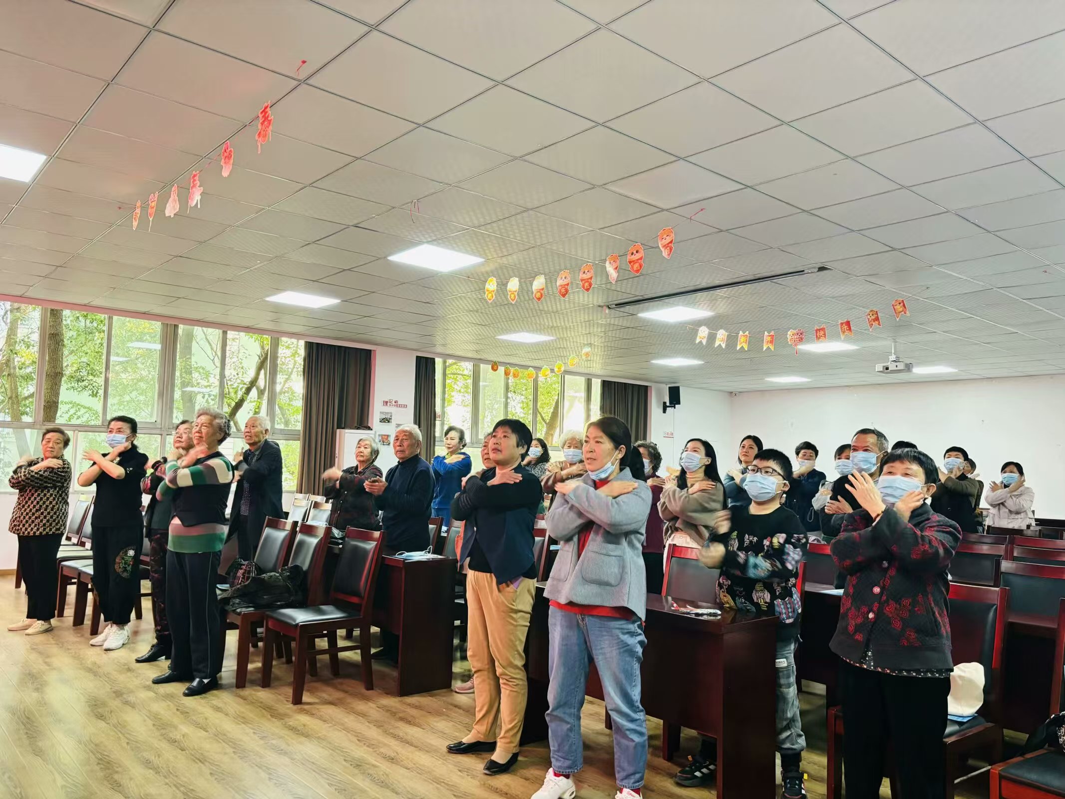 1731976364334179.jpg 居民们在志愿者的带领下,练习中医经络养生操.jpg