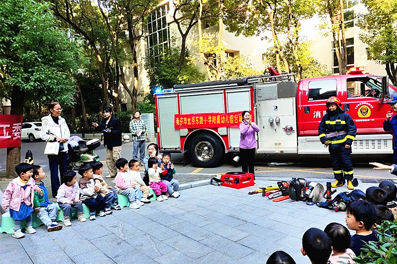 1732058381148556.jpg 江苏省南京市玄武区台城花园社区关工委开展“全民消防,安全至上”119消防宣传月活动(1).jpg