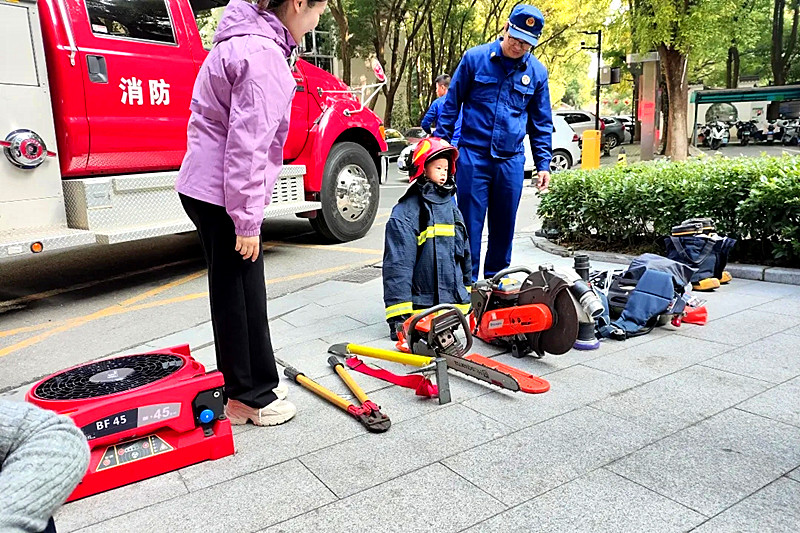 1732058390964867.jpg 江苏省南京市玄武区台城花园社区关工委开展“全民消防,安全至上”119消防宣传月活动(2).jpg
