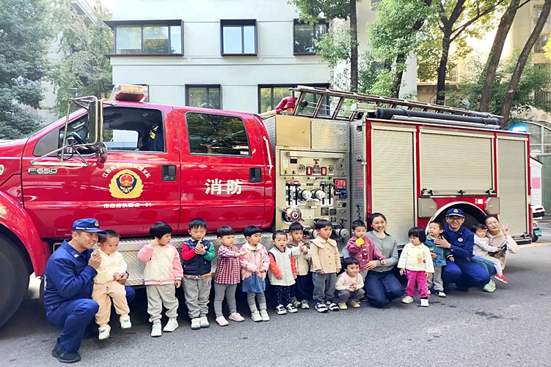 1732058397496224.jpg 江苏省南京市玄武区台城花园社区关工委开展“全民消防,安全至上”119消防宣传月活动(3).jpg