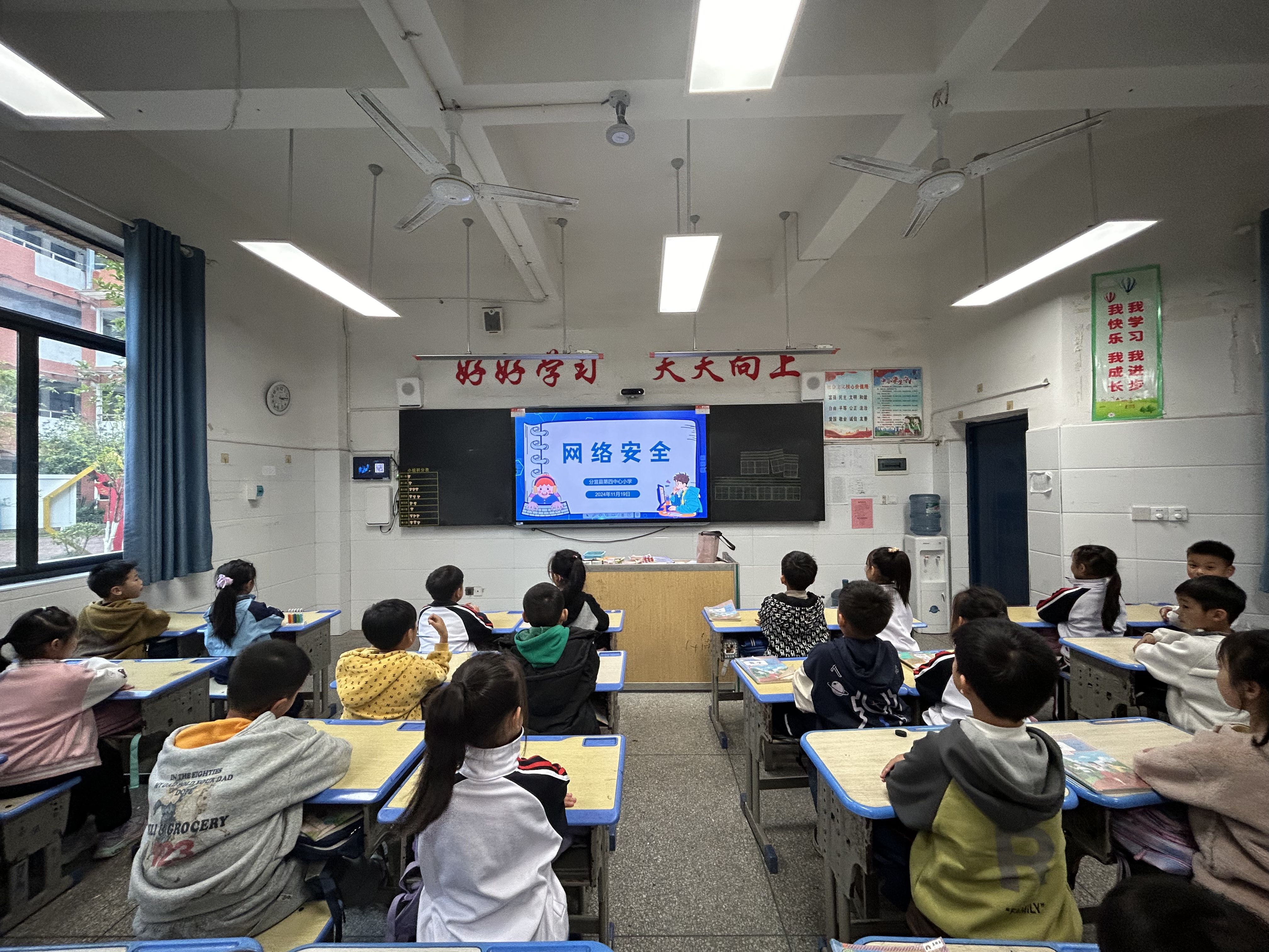 1732156257119295.jpg 1学校动态照片_爱奇艺.jpg